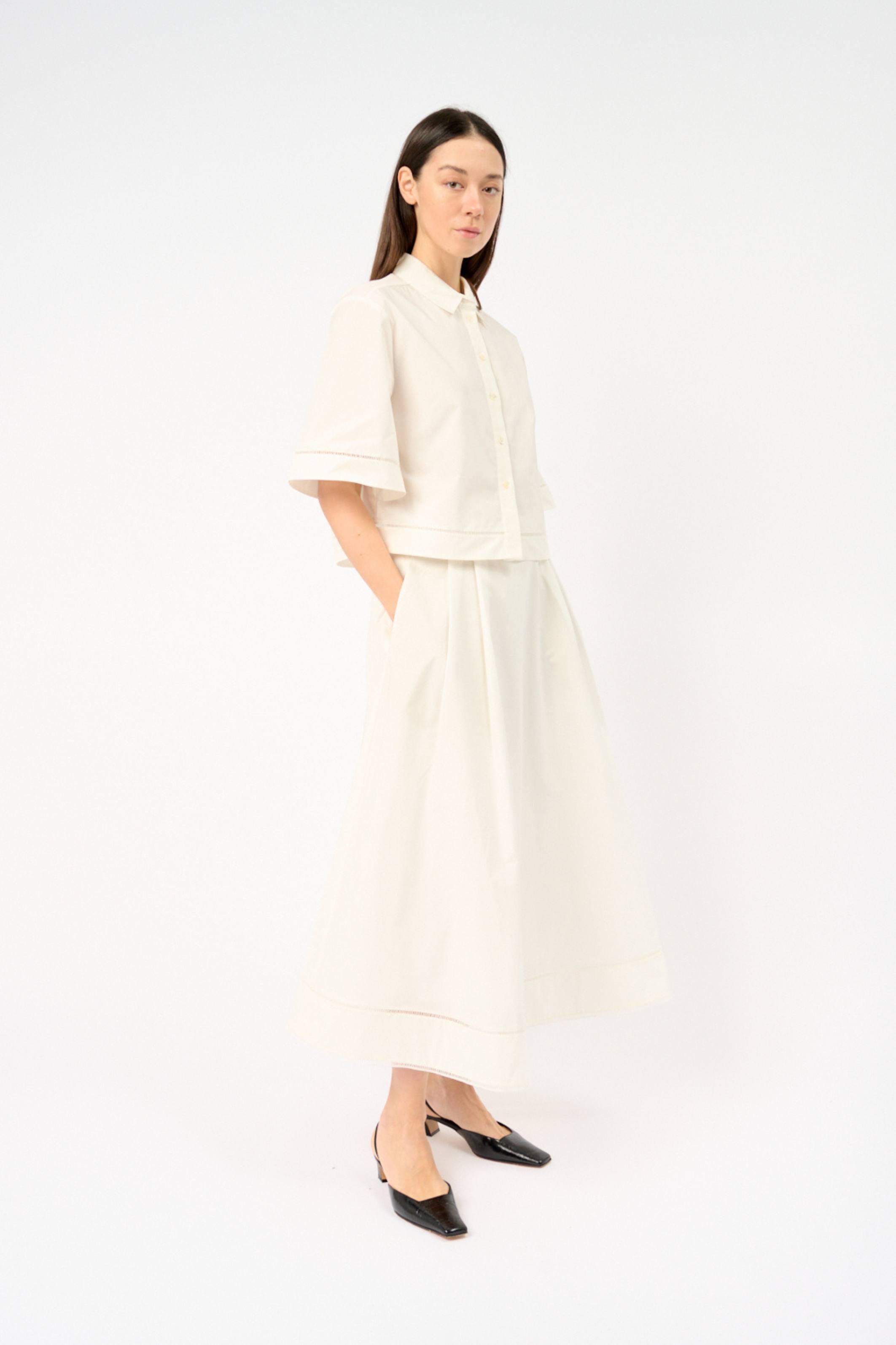 Broderad midikjol i bomullspoplin