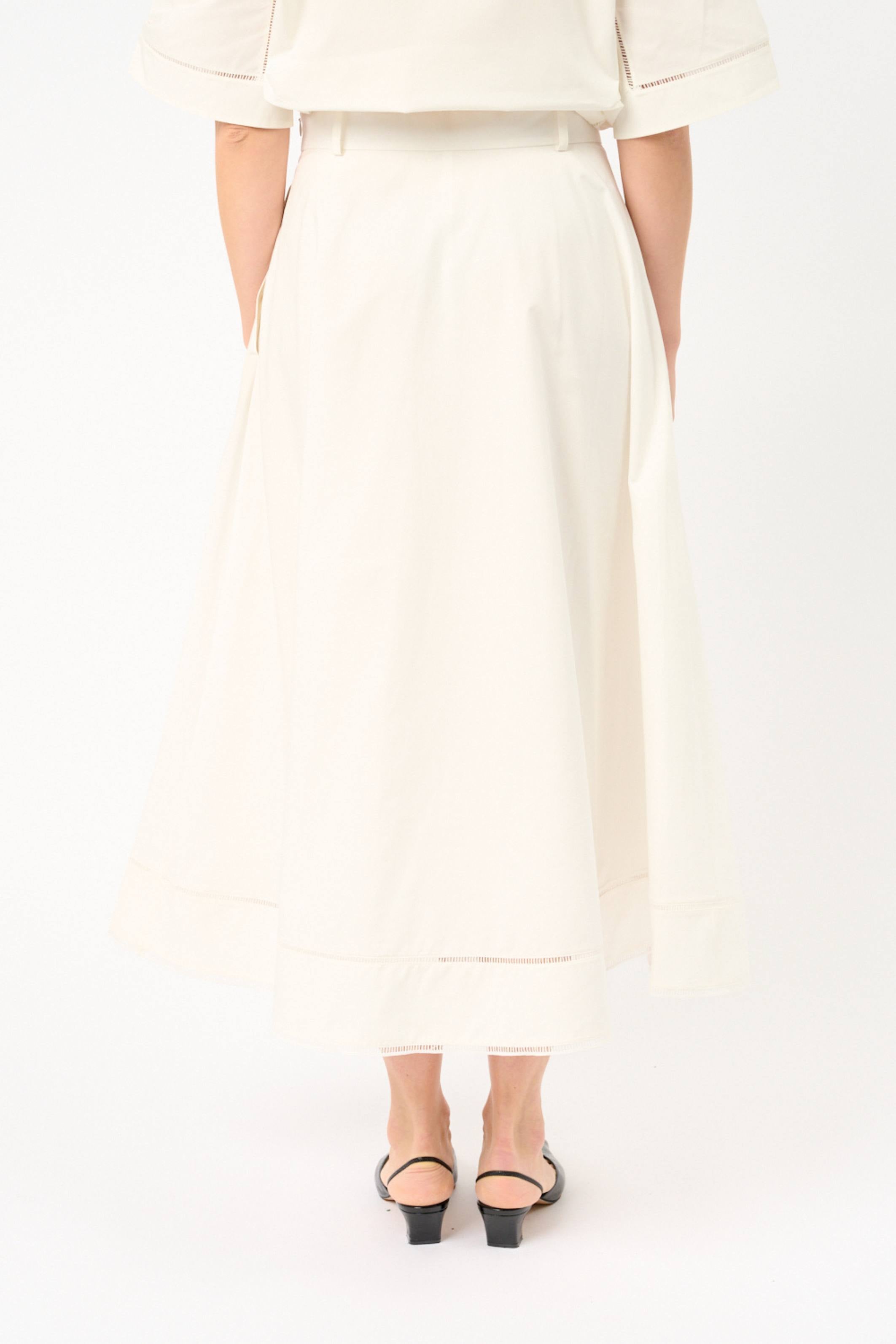 Broderad midikjol i bomullspoplin