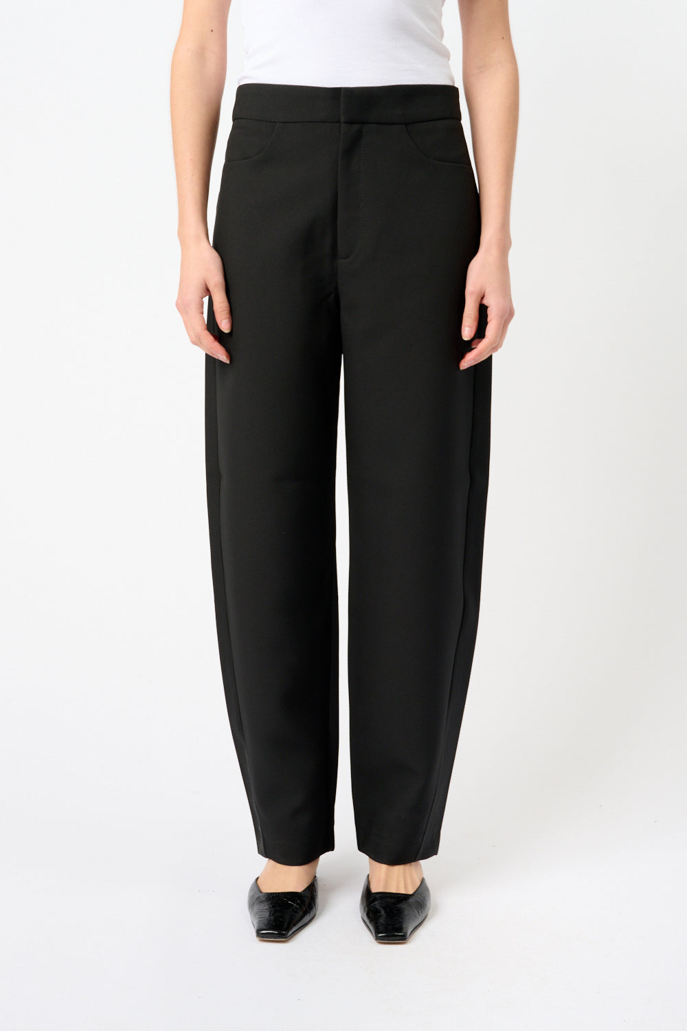 Broek met gedraaide naden