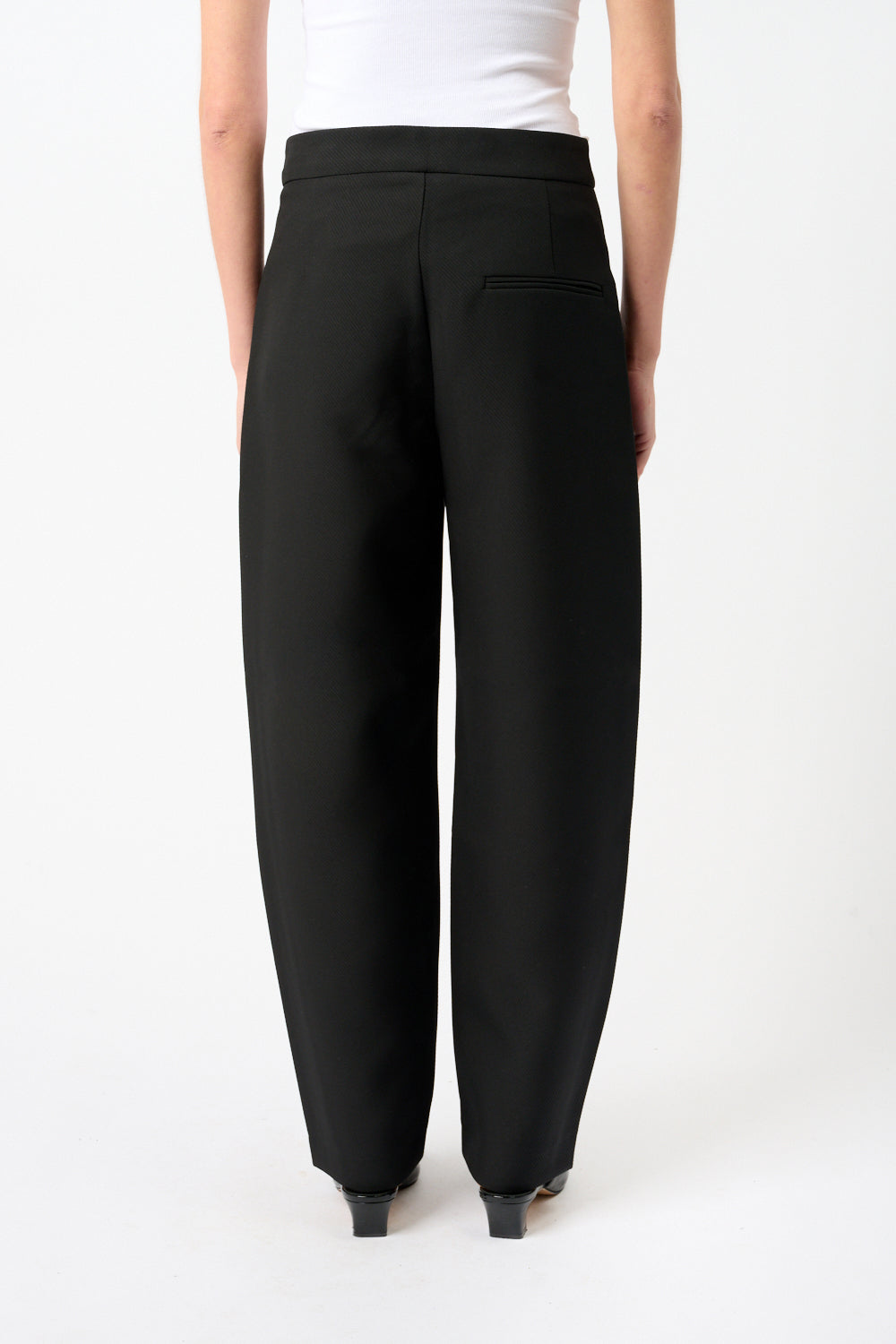 Broek met gedraaide naden