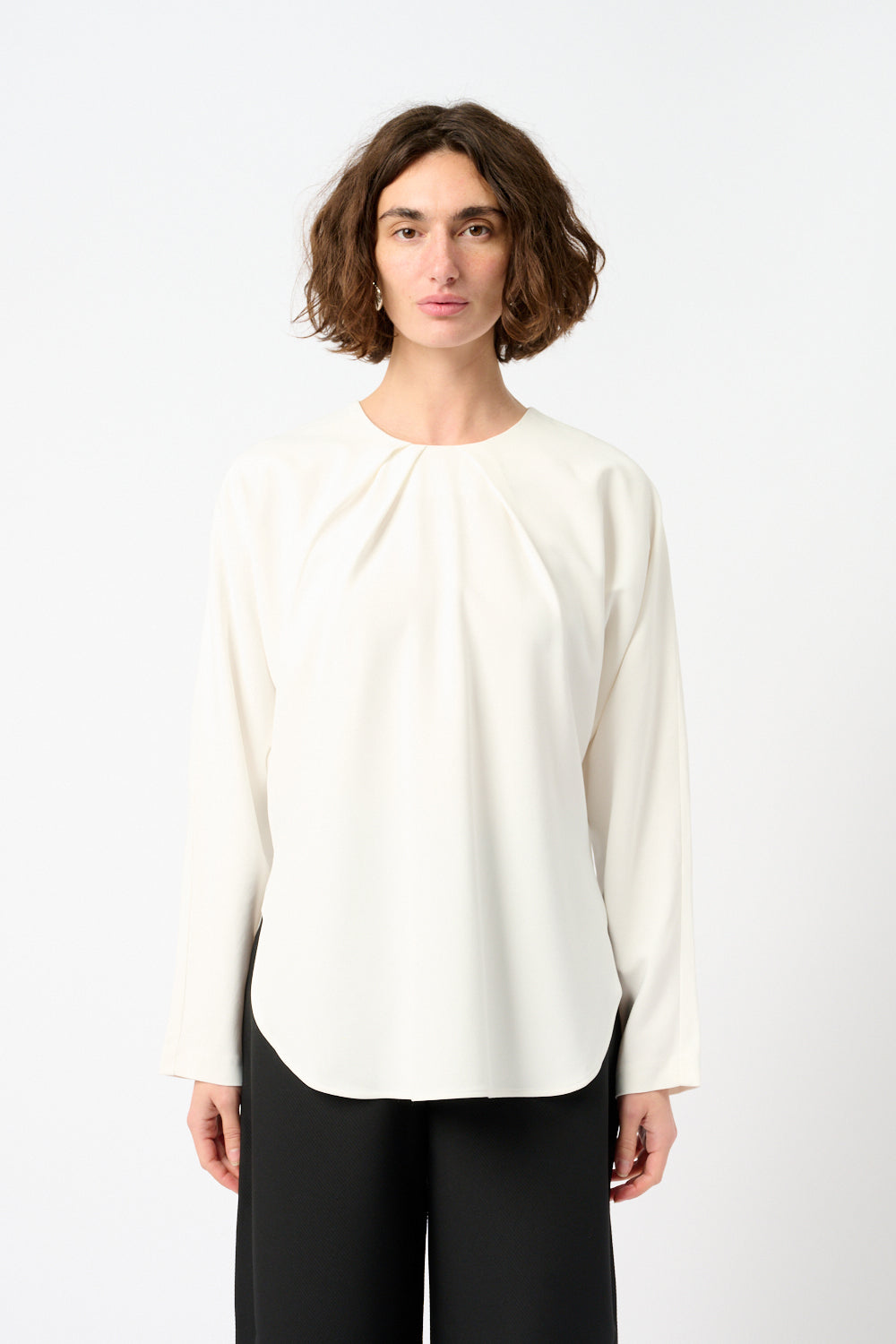 بلوزة برقبة مجمعة