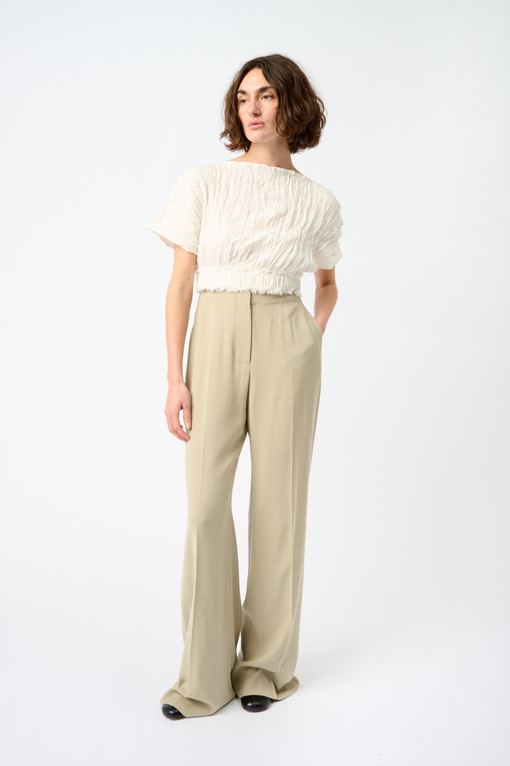 بلوزة قصيرة من الحرير المجعد