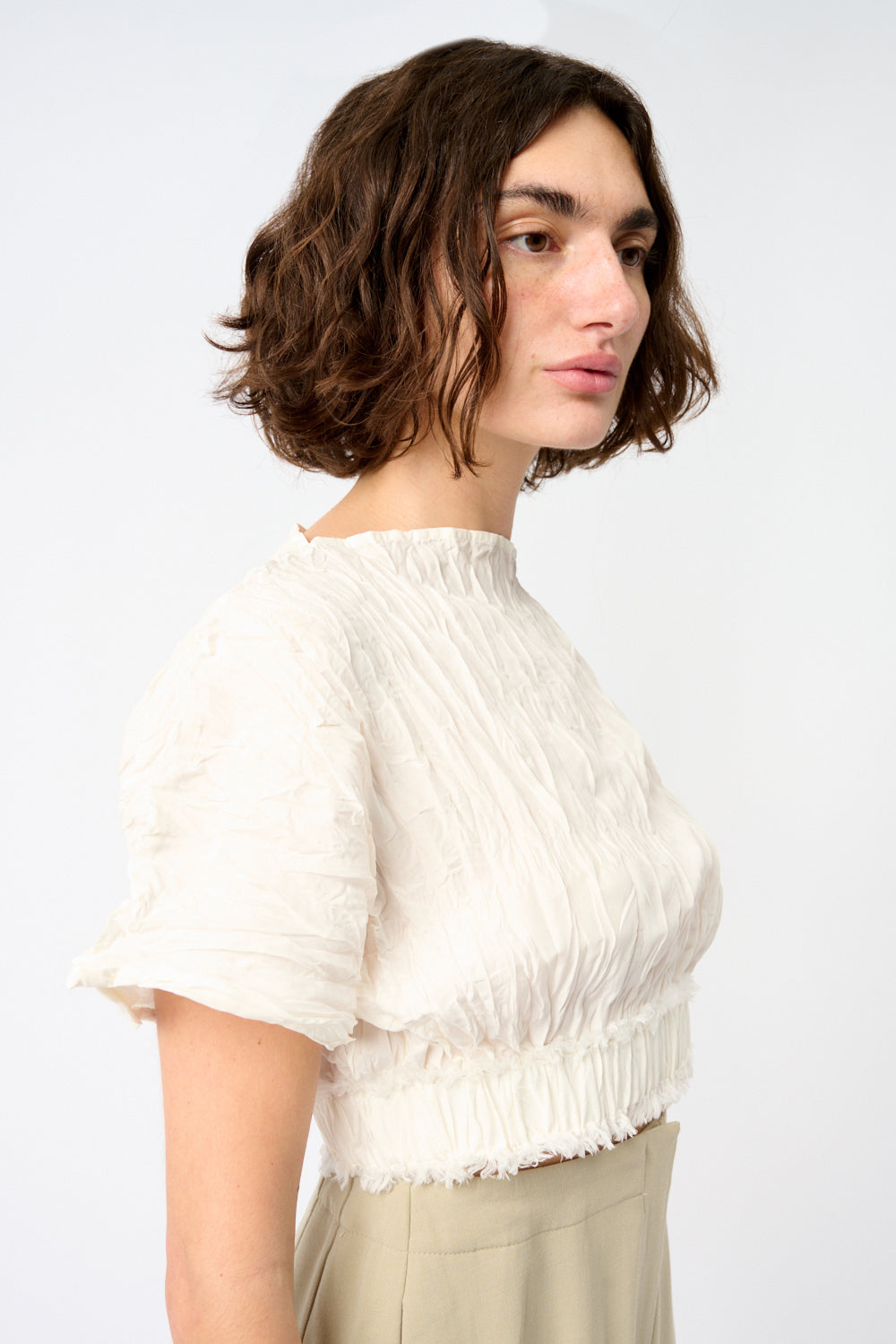 بلوزة قصيرة من الحرير المجعد