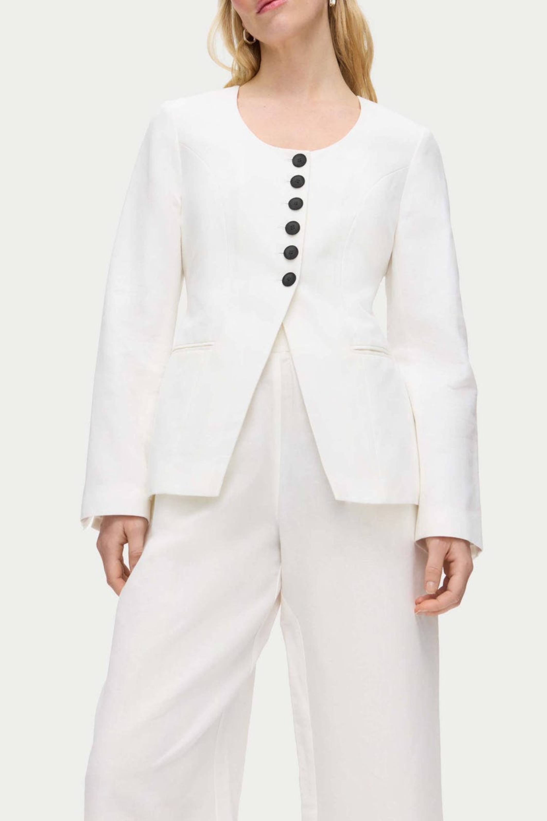 Daphne Scoop Neck Linen Blazer