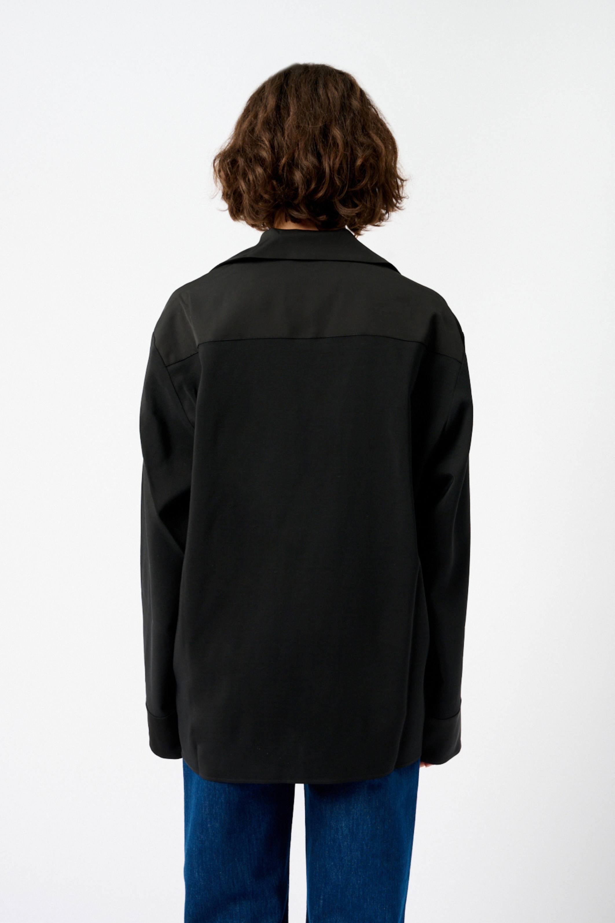 Chemise en crêpe bordée de satin