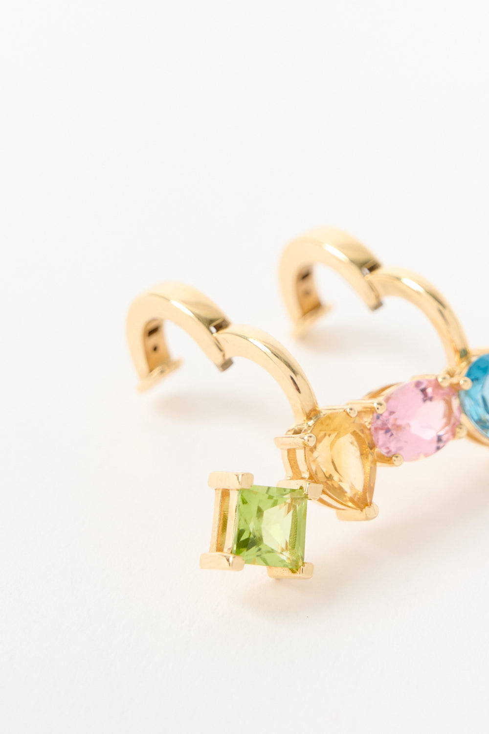 Кафф для уха с топазом, турмалином, перидотом и сапфиром