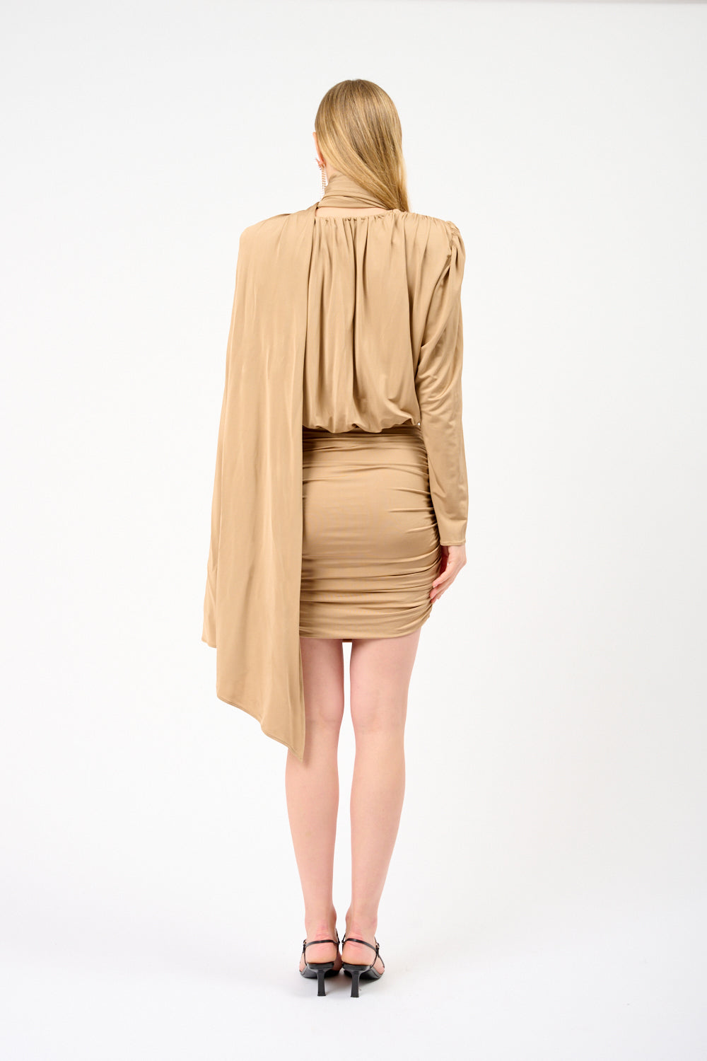 Draperad miniklänning i satin med scarf