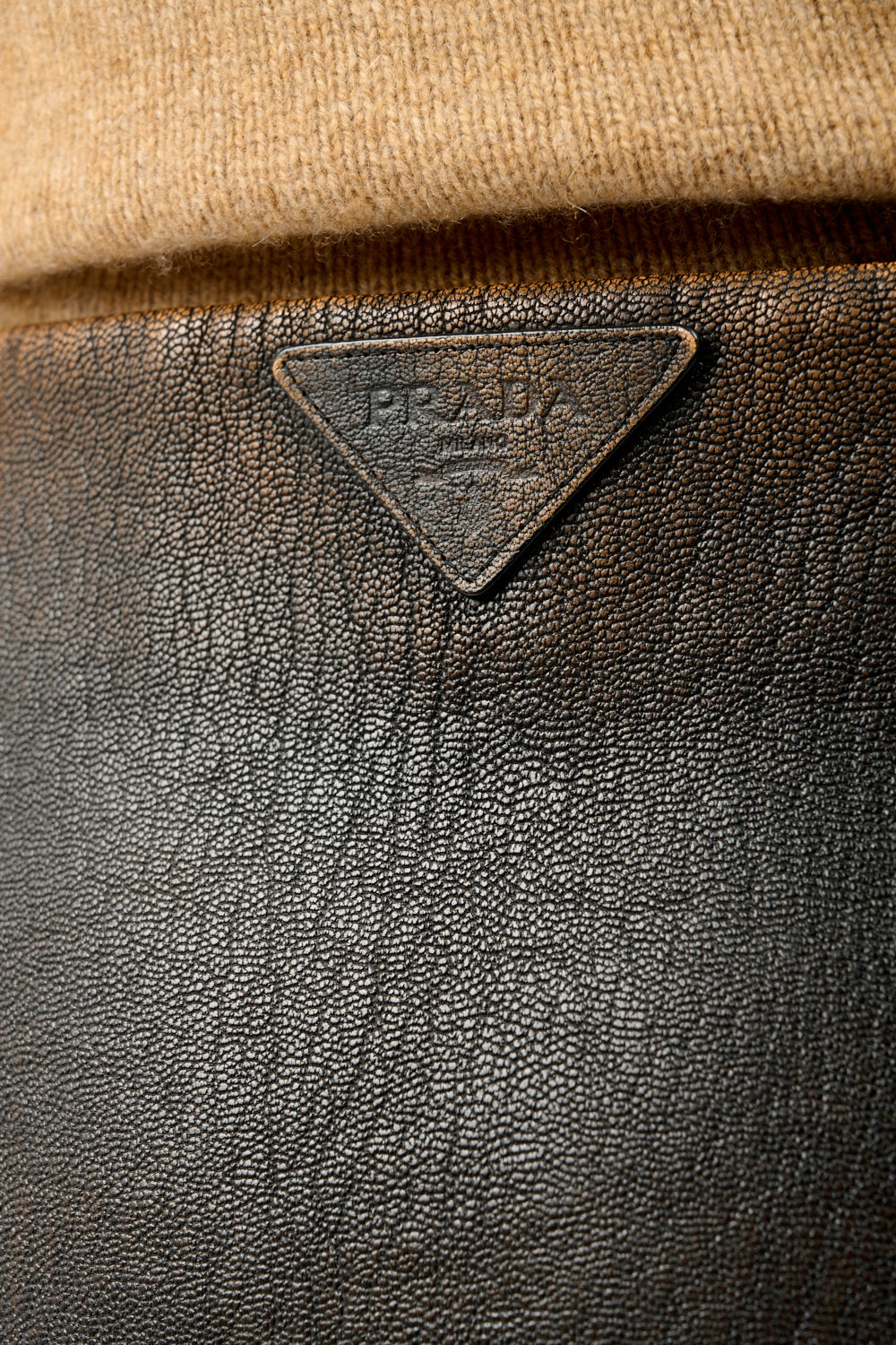 Prada Minikjol i läder med distress