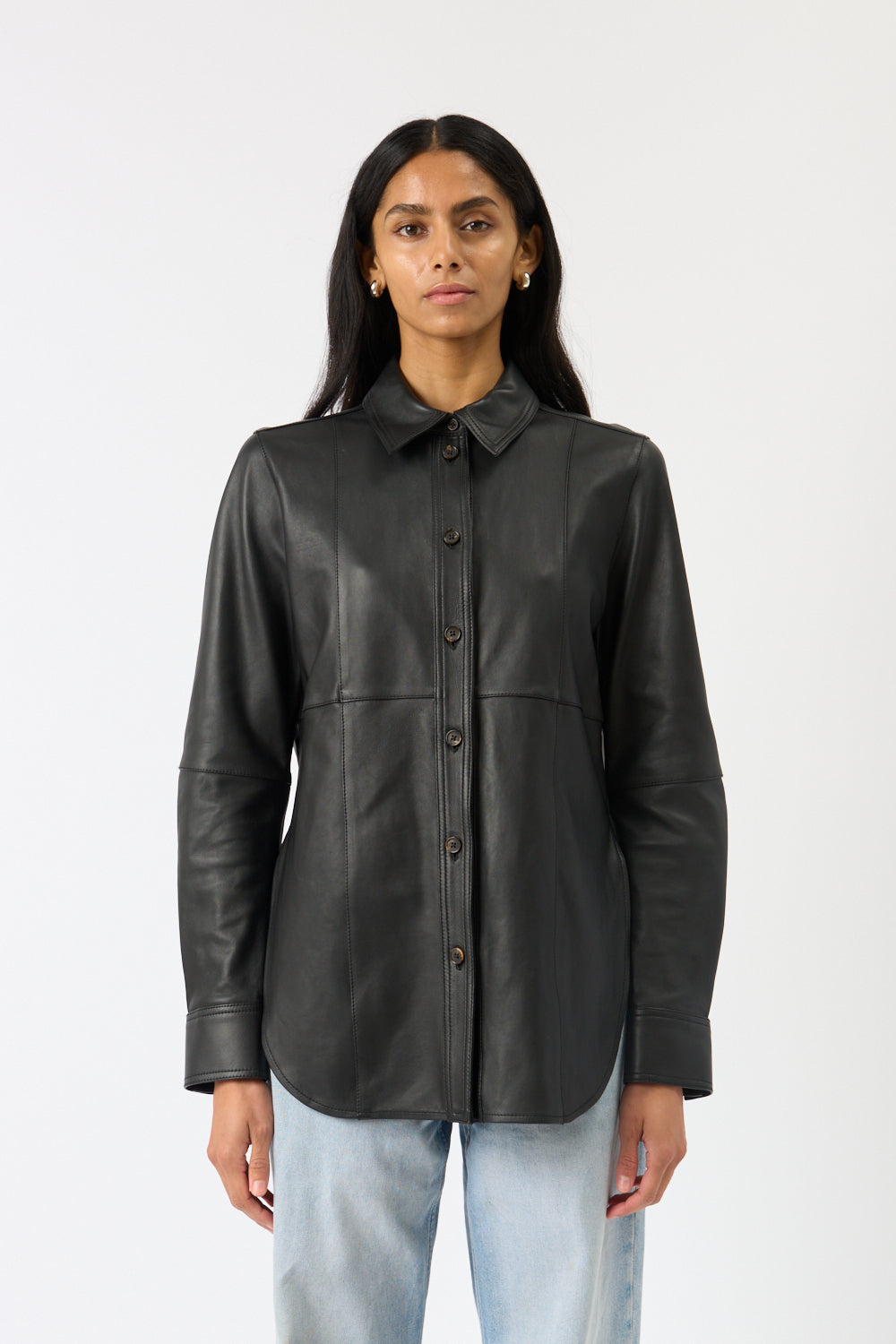 Toteme Chemise mince en cuir noir