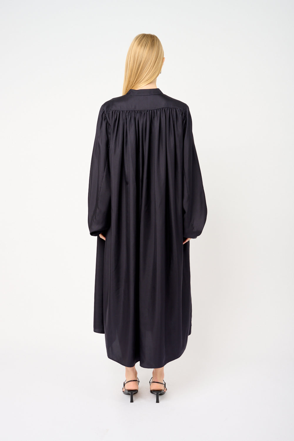 Plisserad sidenklänning