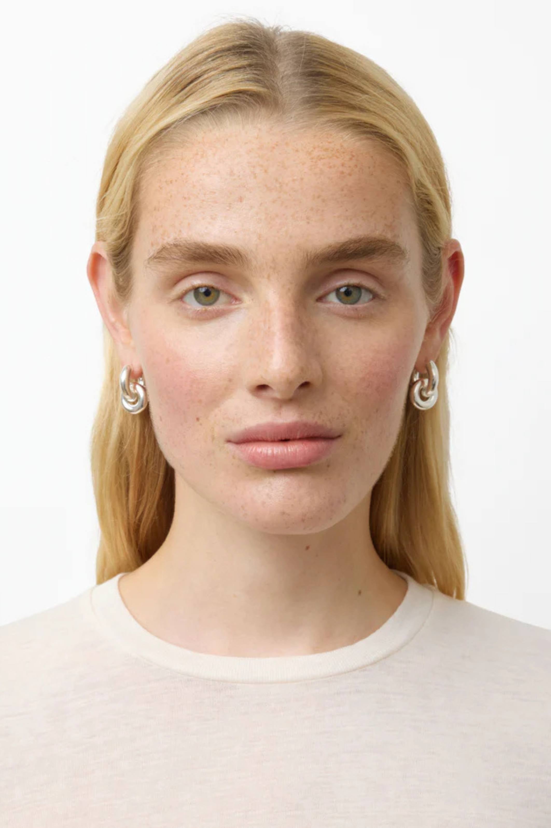 Les boucles d'oreilles Esther