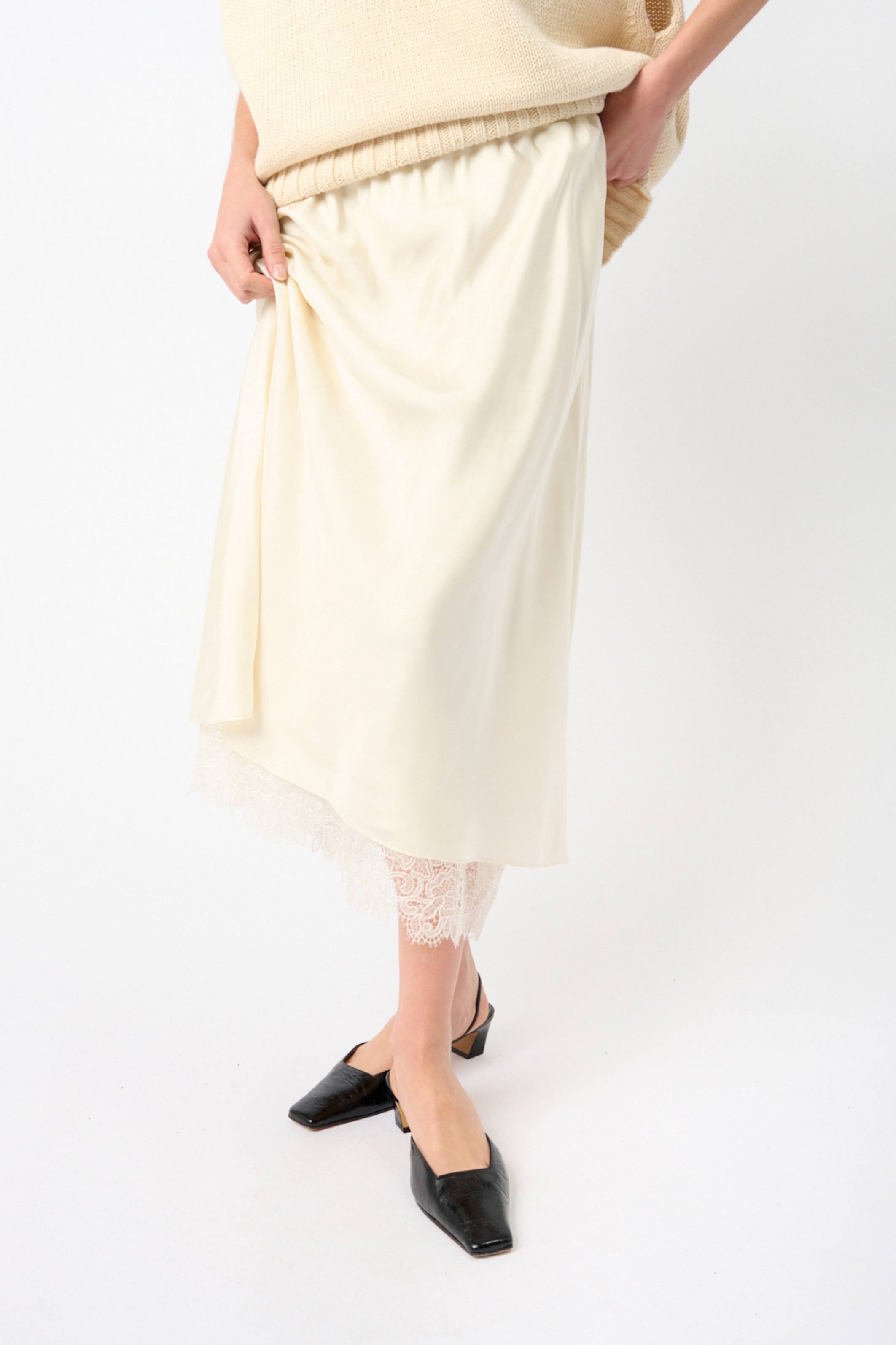 Seidenrock mit Spitzenbesatz