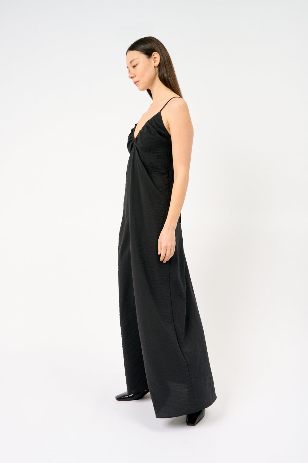 Платье с V-образным вырезом из кованой шелковой ткани