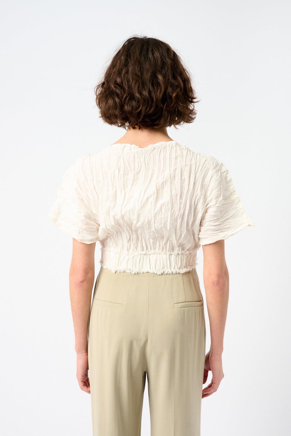 بلوزة قصيرة من الحرير المجعد