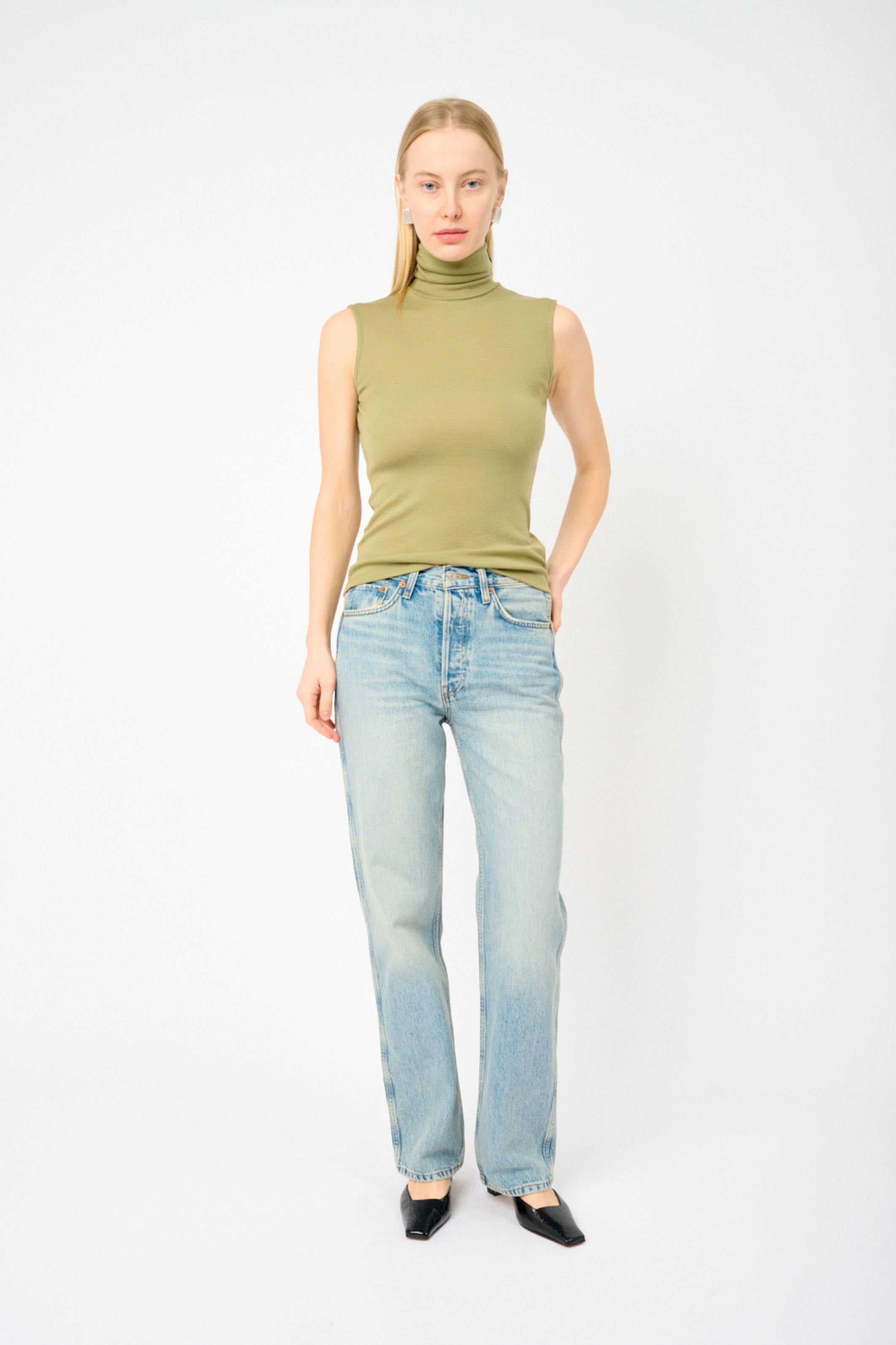 بلوزة بياقة عالية من صوف الميرينو