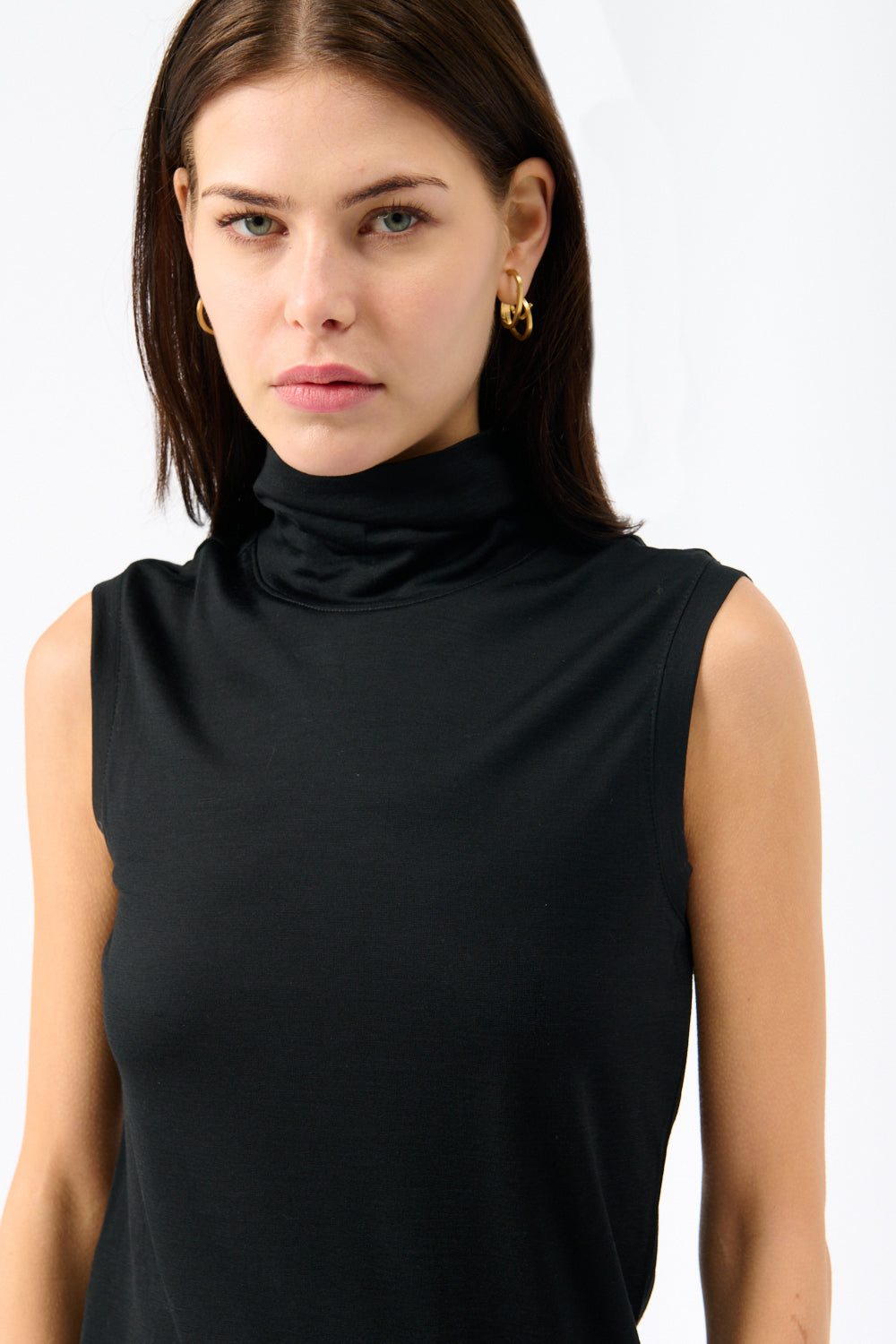 Róhe Sleeveless Light-weight Merino Wool Turtleneck - Bessette