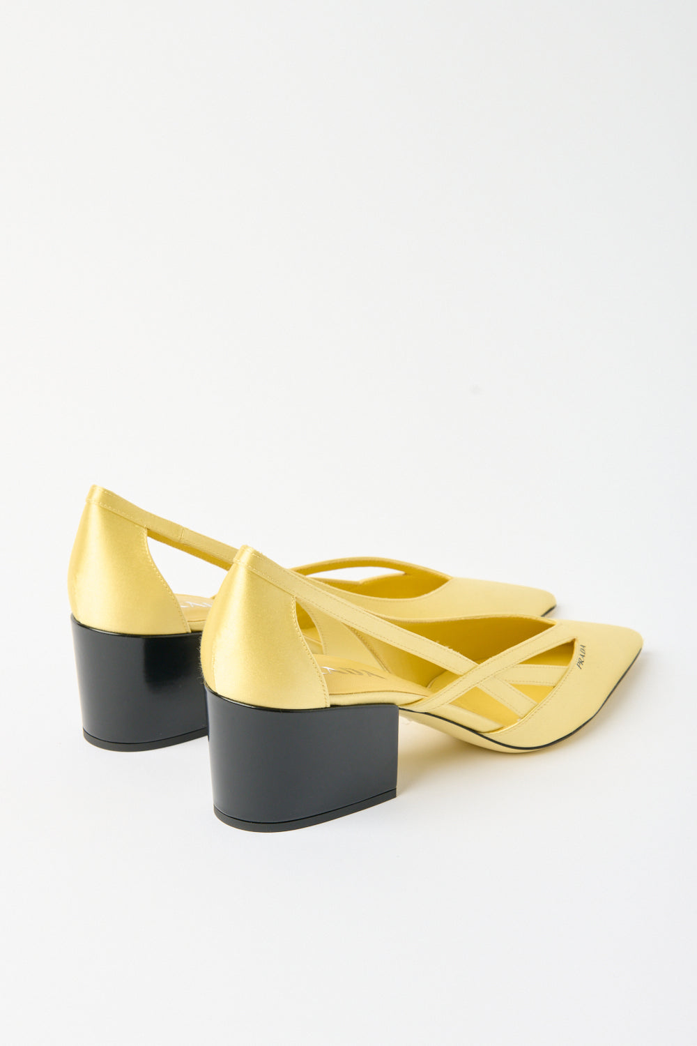 Satin Pantoletten mit Cut-Out