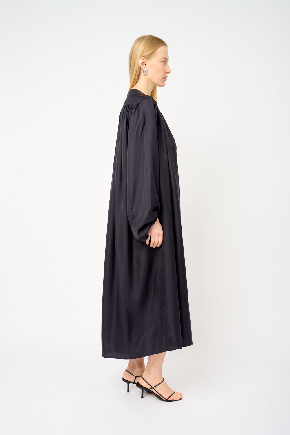 褶皺絲質連身裙