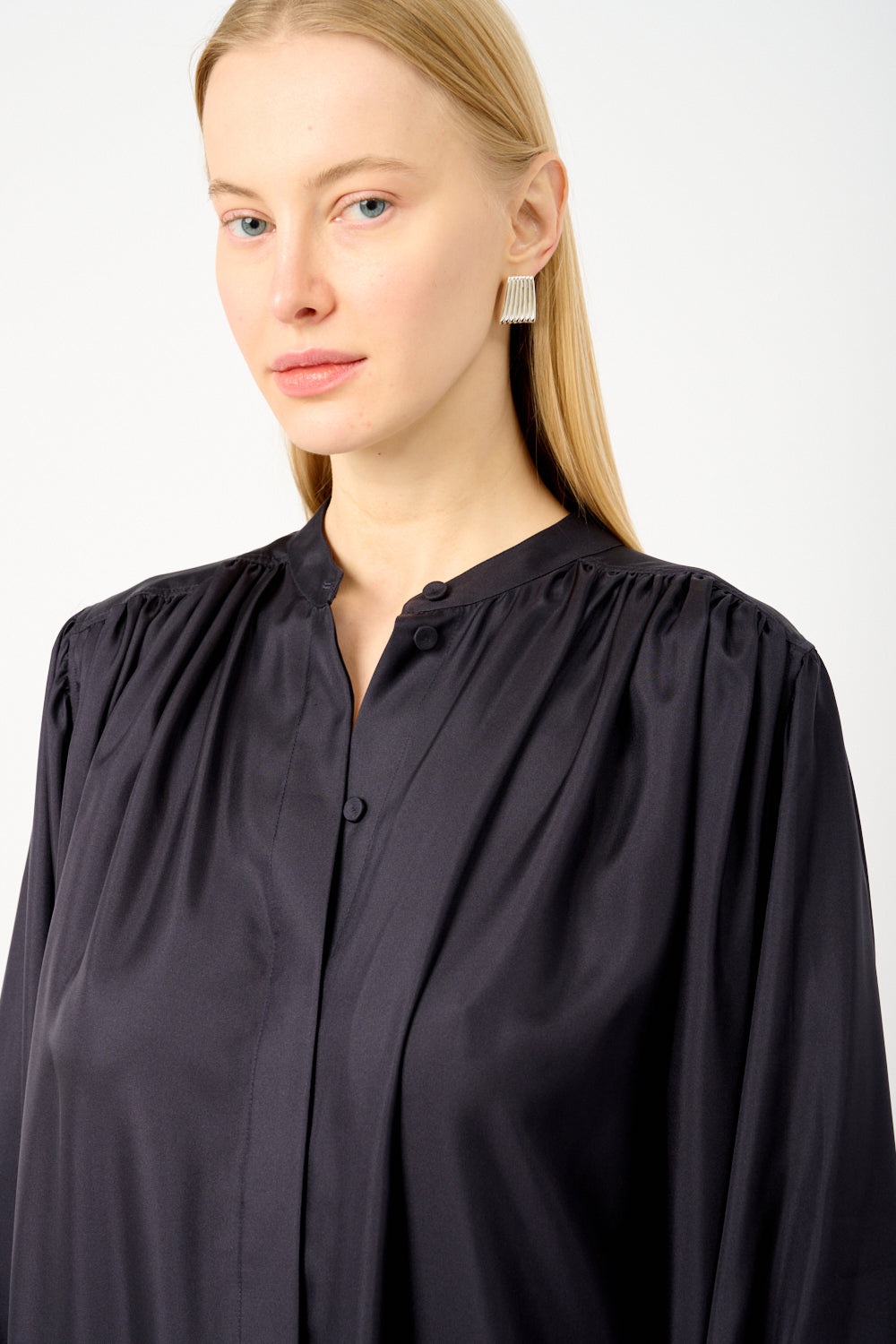 褶皺絲質連身裙