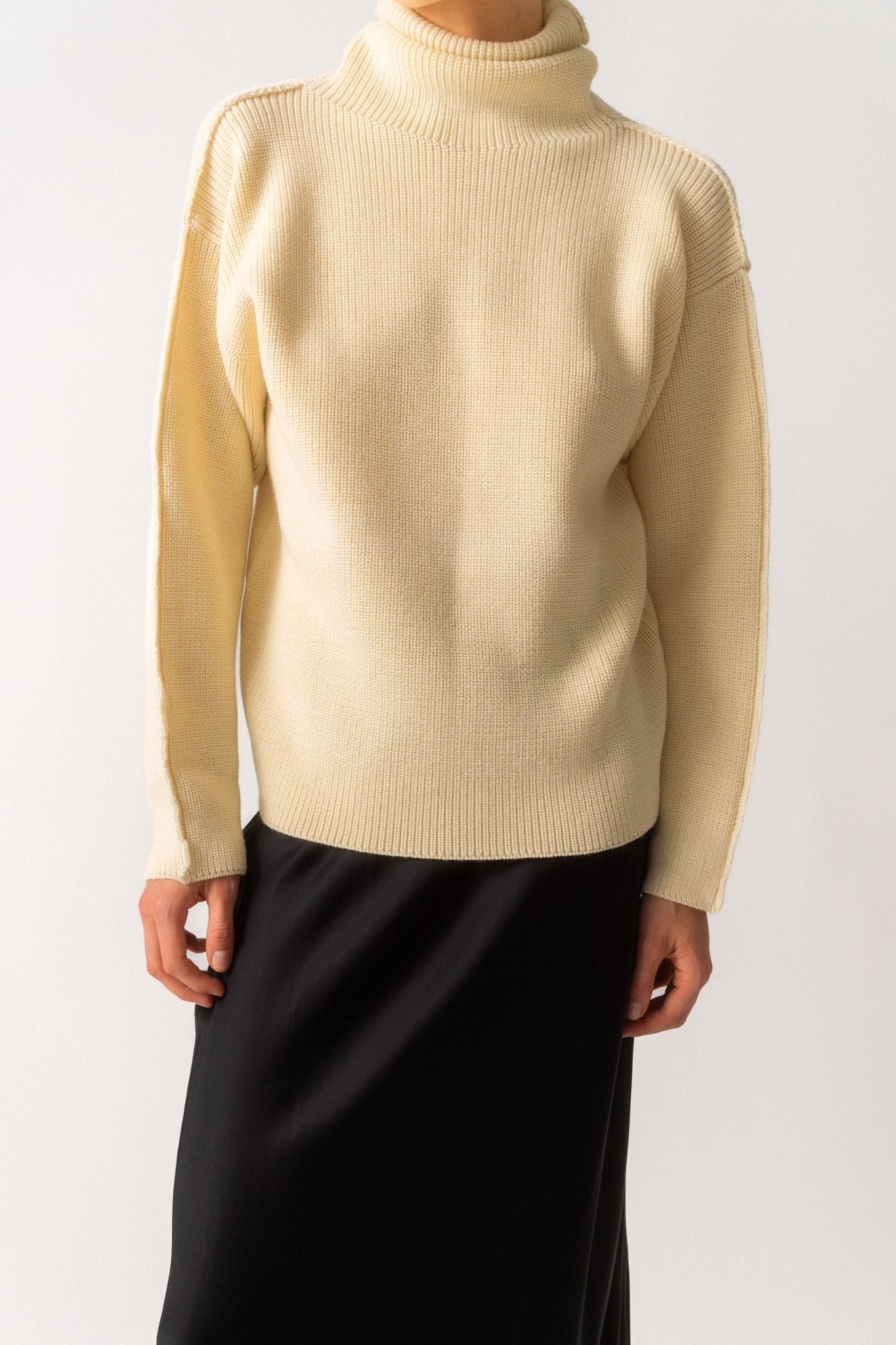Róhe Off-White Unisex Turtleneck Seam-Detail Sweater - Bessette