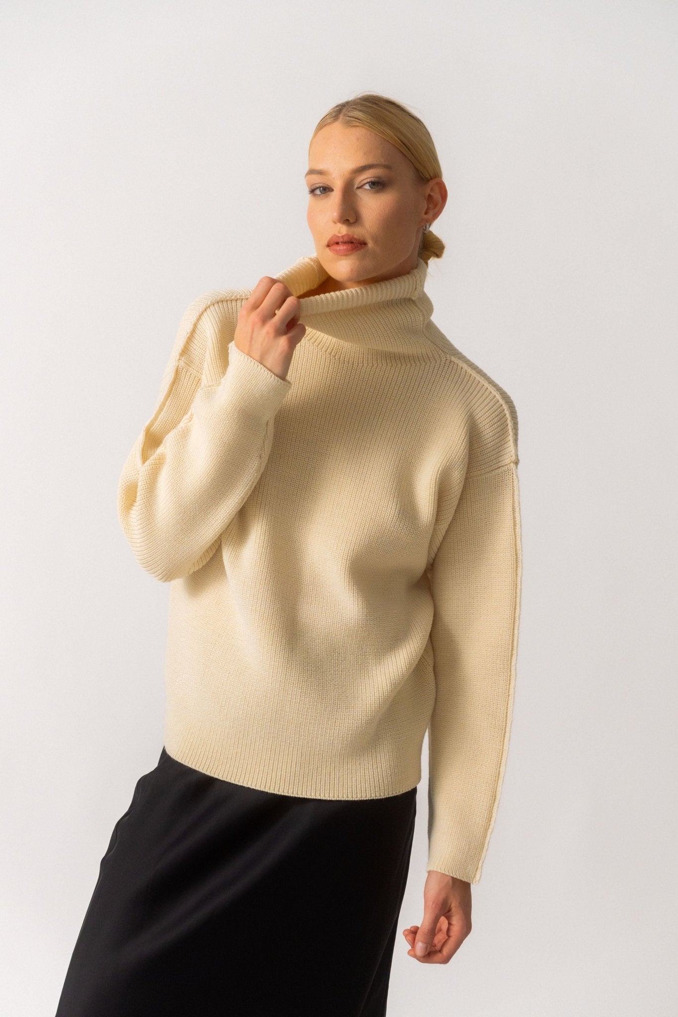 Róhe Off-White Unisex Turtleneck Seam-Detail Sweater - Bessette