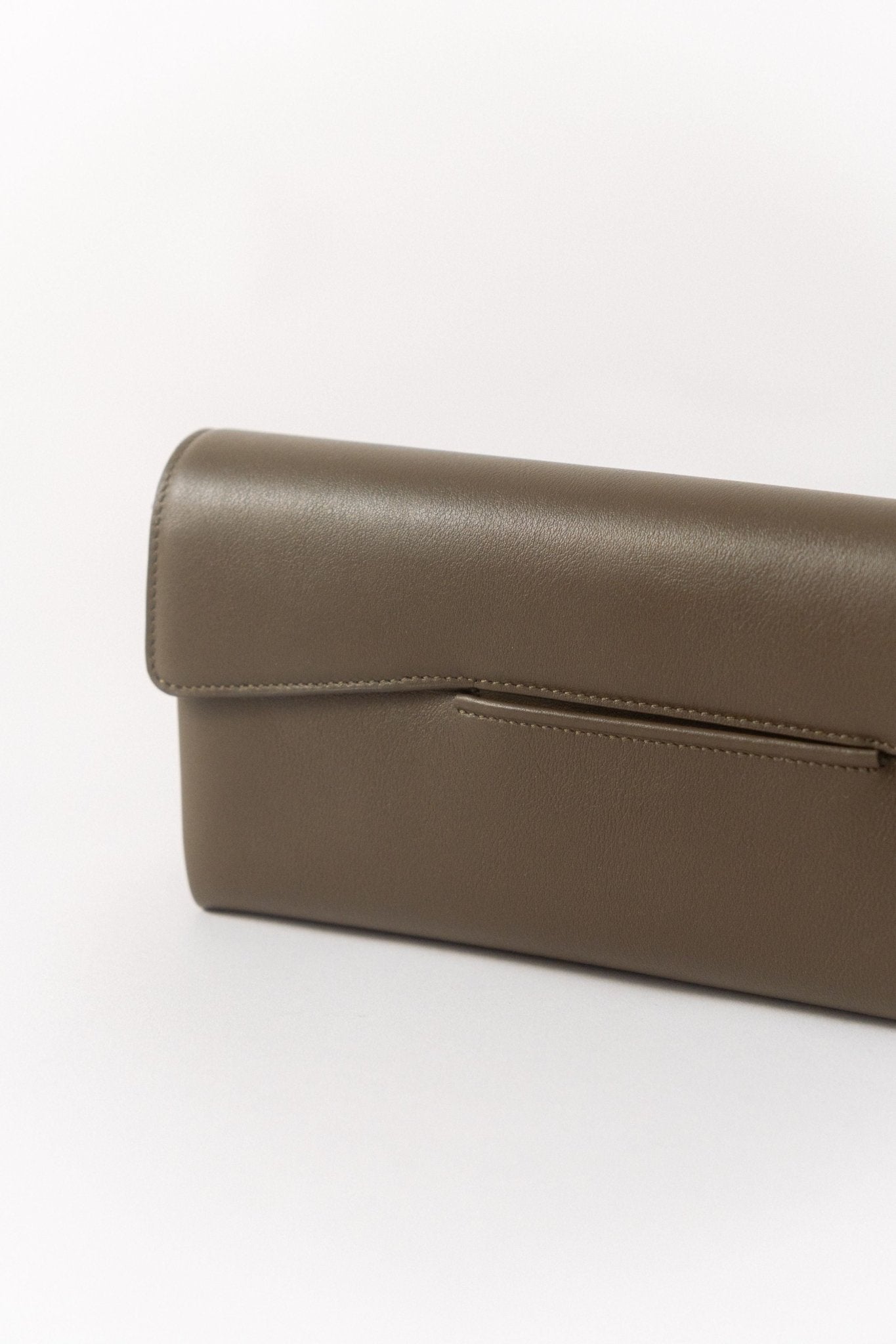 Toteme Soft T-Clutch Khaki - Bessette